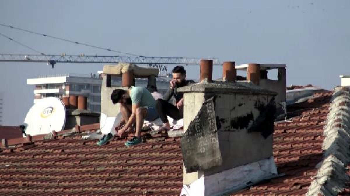 Kısıtlamada sokağa çıkamayınca çatıya çıktılar