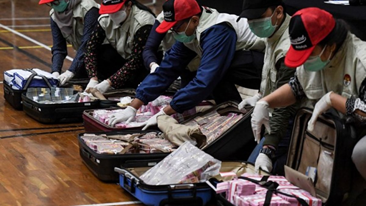 Endonezyalı bakan bavullar dolusu rüşvet aldı