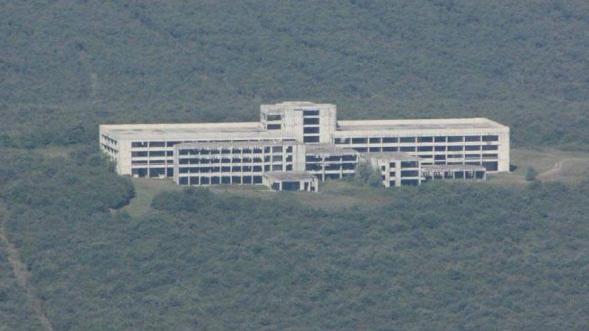 Halkın bağışlarıyla yapılan hastane çürümeye terk edildi