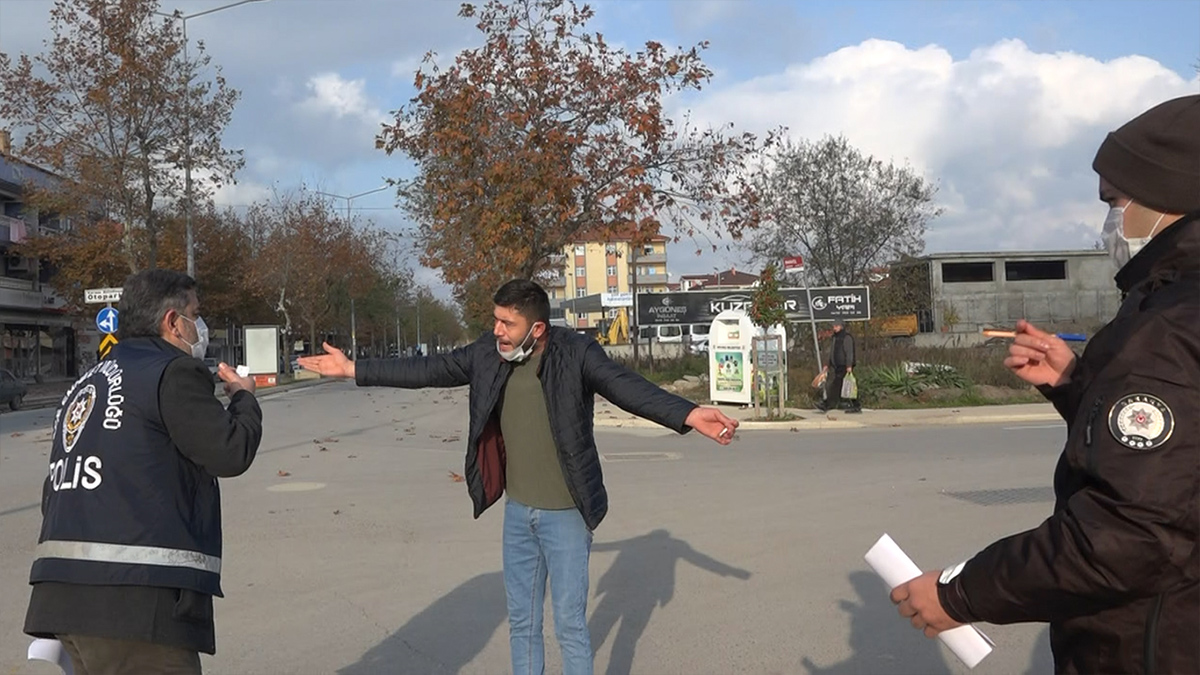 Polisin önünden maskesiz ve sigara içerek geçti