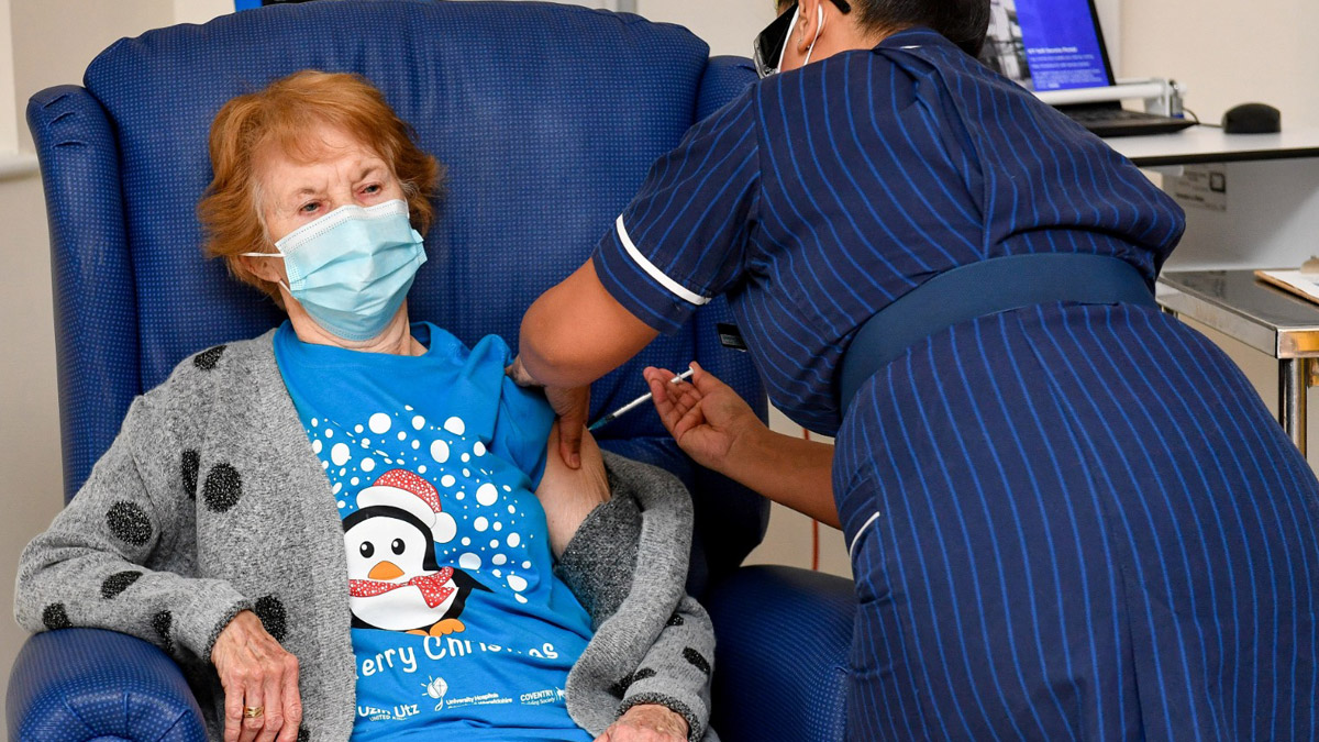 Son dakika! İngiltere'de ilk koronavirüs aşısı yapıldı