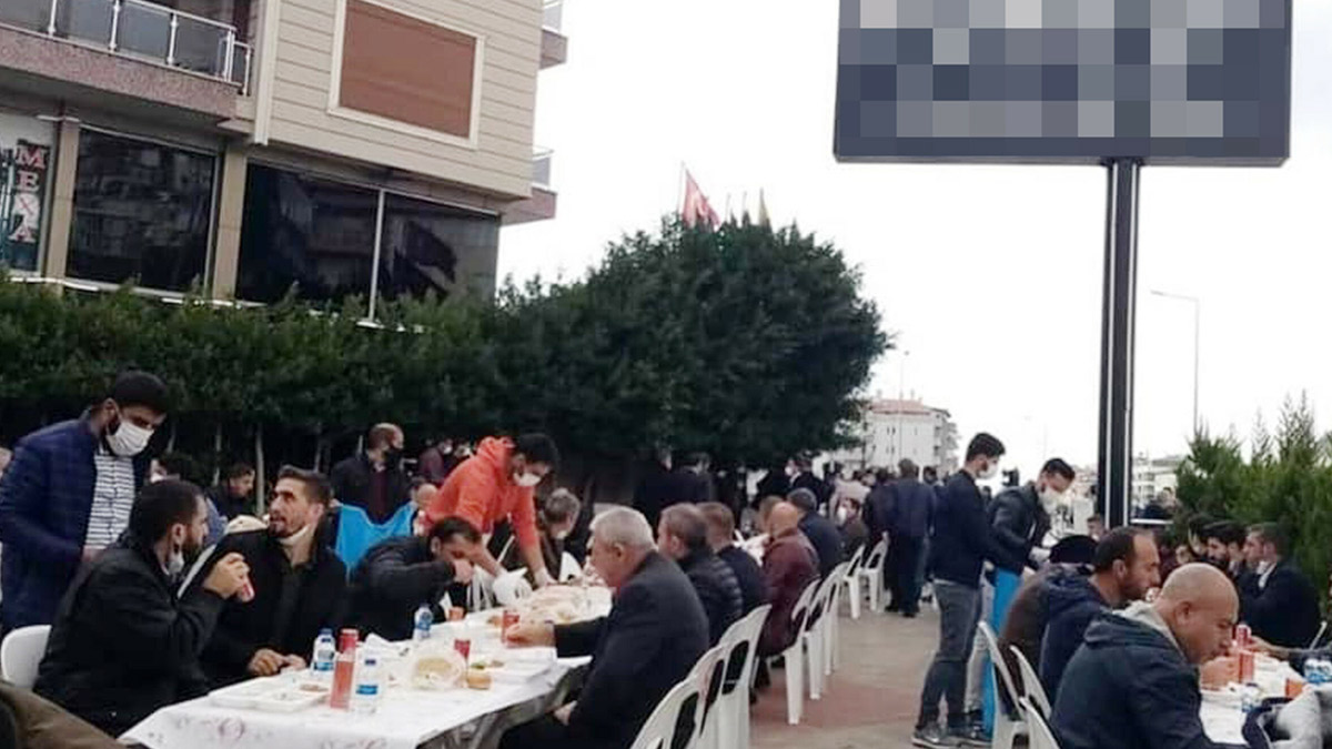 Koronadan ölen babası için mevlit okuttu onlarca kişi katıldı