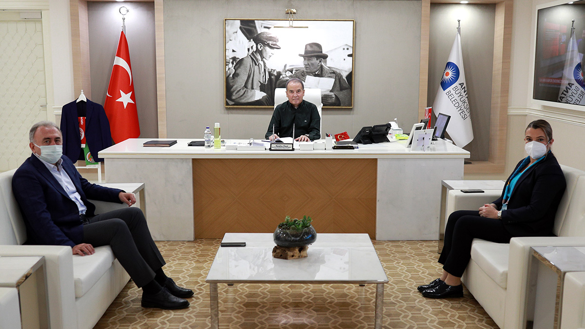 Antalya Büyükşehir Belediye Başkanı Muhittin Böcek görev başında