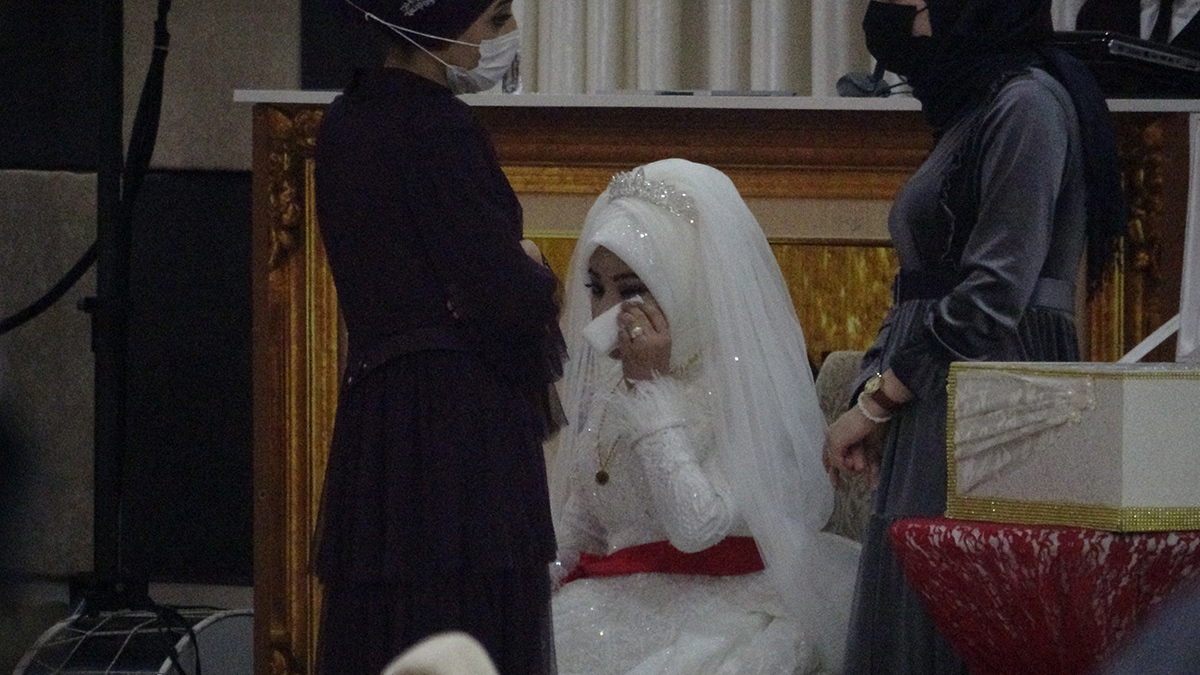 Bursa'da yasaklara aldırılmadan yapılan düğüne baskın