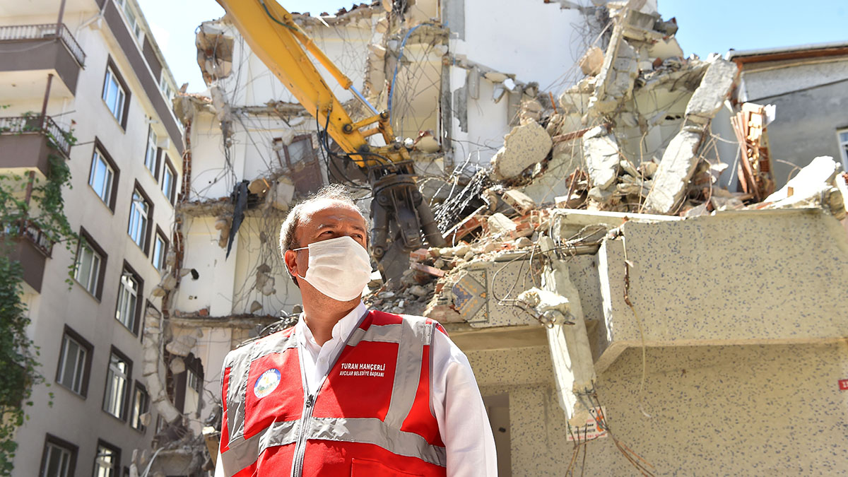 Avcılar Belediyesi riskli binaları yeniliyor