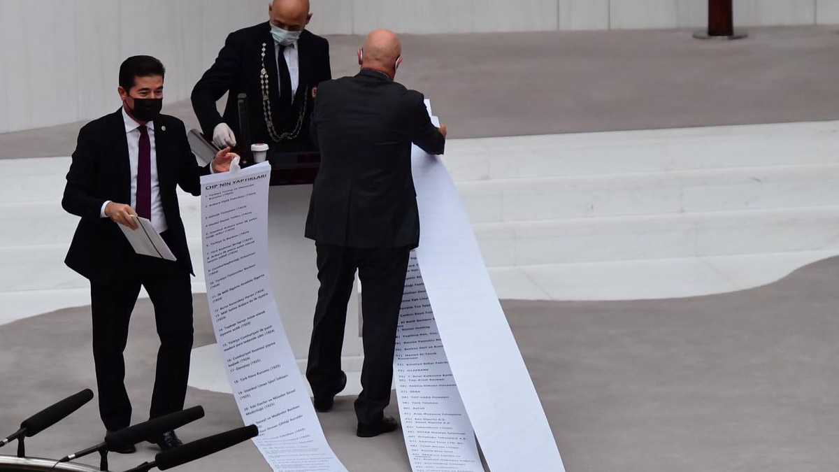 CHP'li Kaya, 13 metrelik 'AK Parti'nin sattıkları' listesini yere serdi