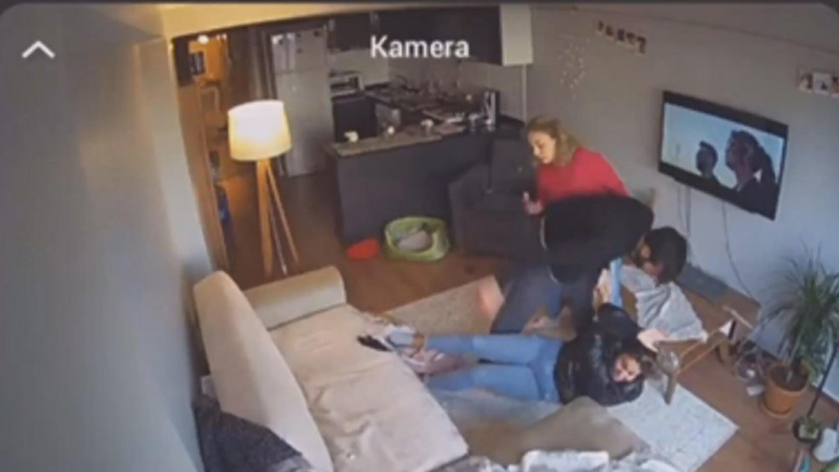 Genç kadına şiddet kamerada: Dakikalarca darp etti