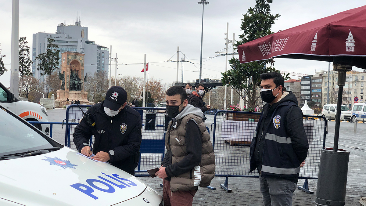 Canı sıkıldı kısıtlamada sokağa çıktı