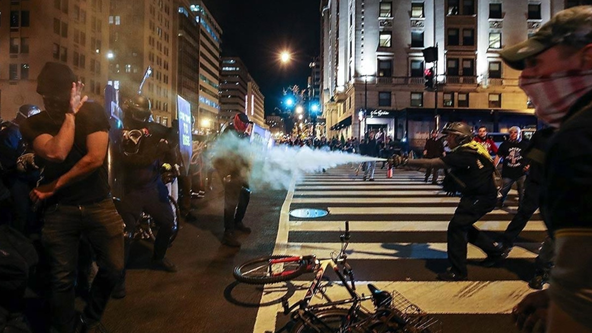 ABD'de karşıt gruplar birbirine girdi