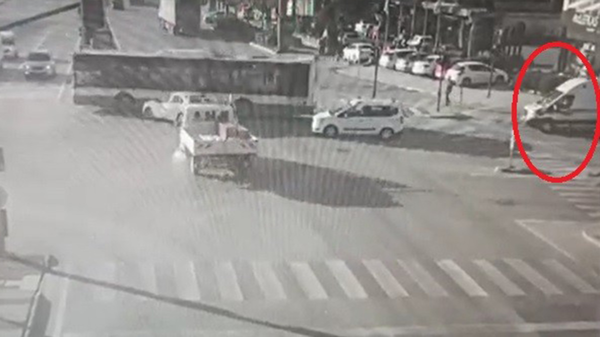 Kahraman şoför kazaya aldırış etmeden ambulansa yol verdi