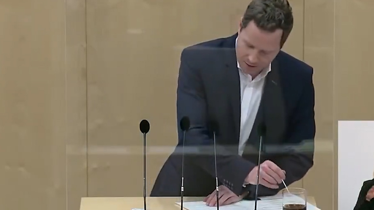 Avusturyalı parlamenter kolaya test yaptı