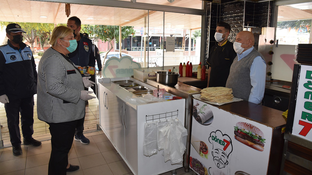 Ceyhan Belediyesi'nden fırın ve marketlere maske desteği