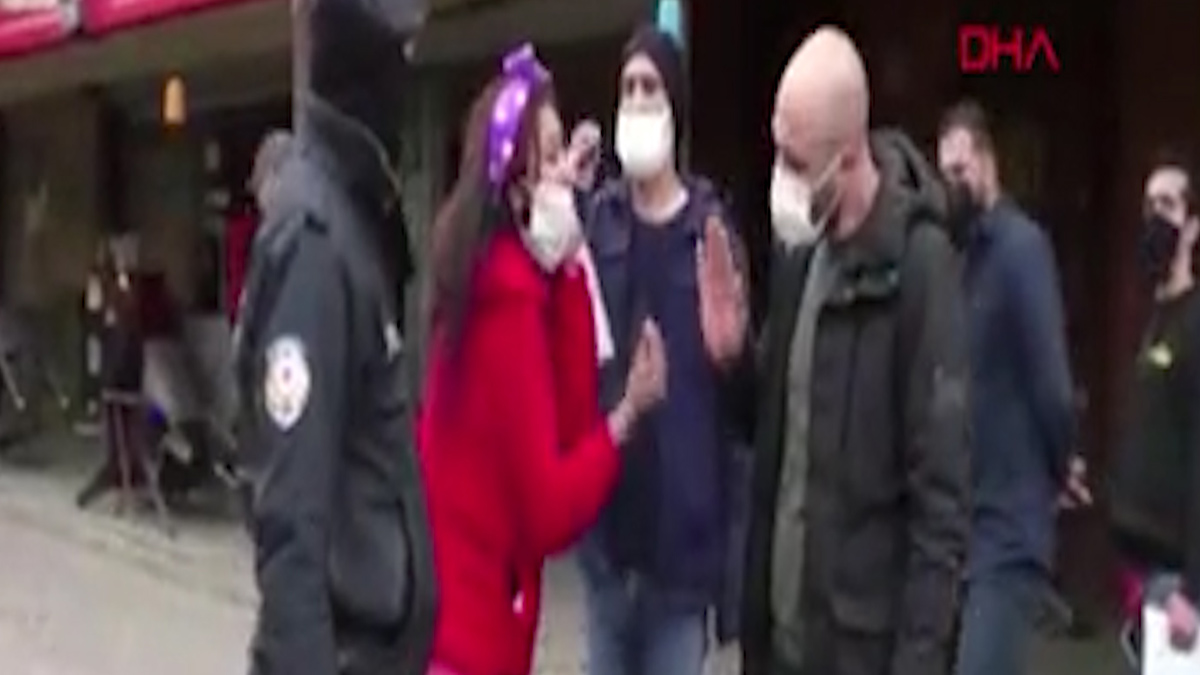 Kendisini uyaran polise hakaret edip saldırdı