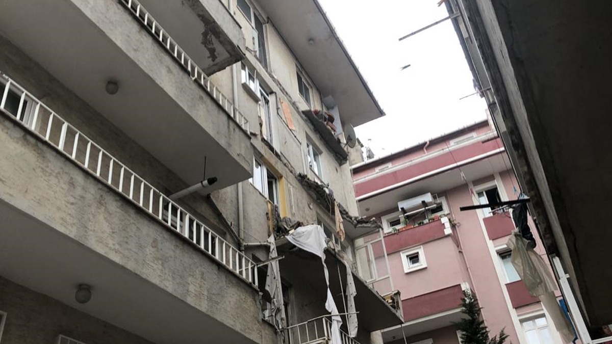 5 katlı binanın balkonları çöktü: Yaralılar var