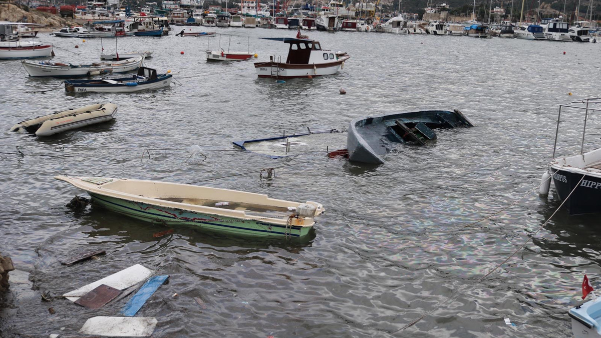 Foça'daki fırtına tekneleri batırdı