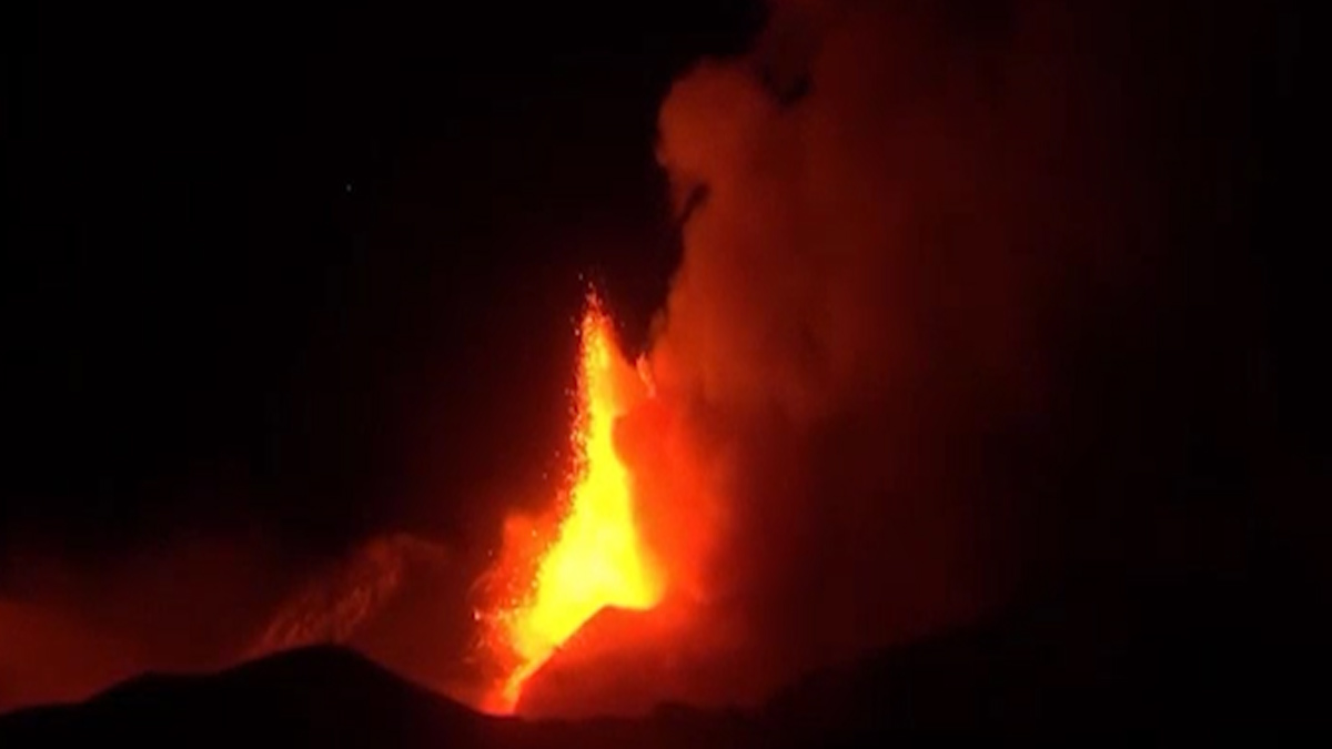 Etna yanardağı yeniden harekete geçti