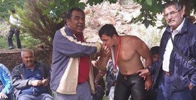 Genç pehlivan Mehmet Atak babasının izinde