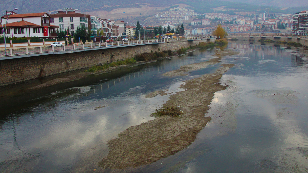 Kuraklık Yeşilırmak'ı vurdu: Adacıklar oluştu