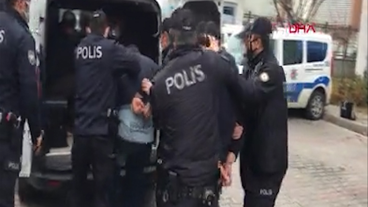 FETÖ'den ihraç edilen eski askeri öğrenci polise yumruk attı
