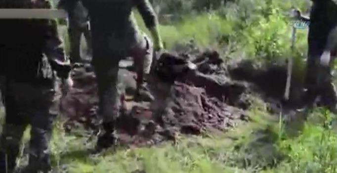 Ukrayna askerleri Rus ayrılıkçıyı diri diri gömdü