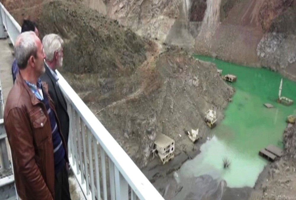 Barajdaki su seviyesi düştü eski köy ortaya çıktı