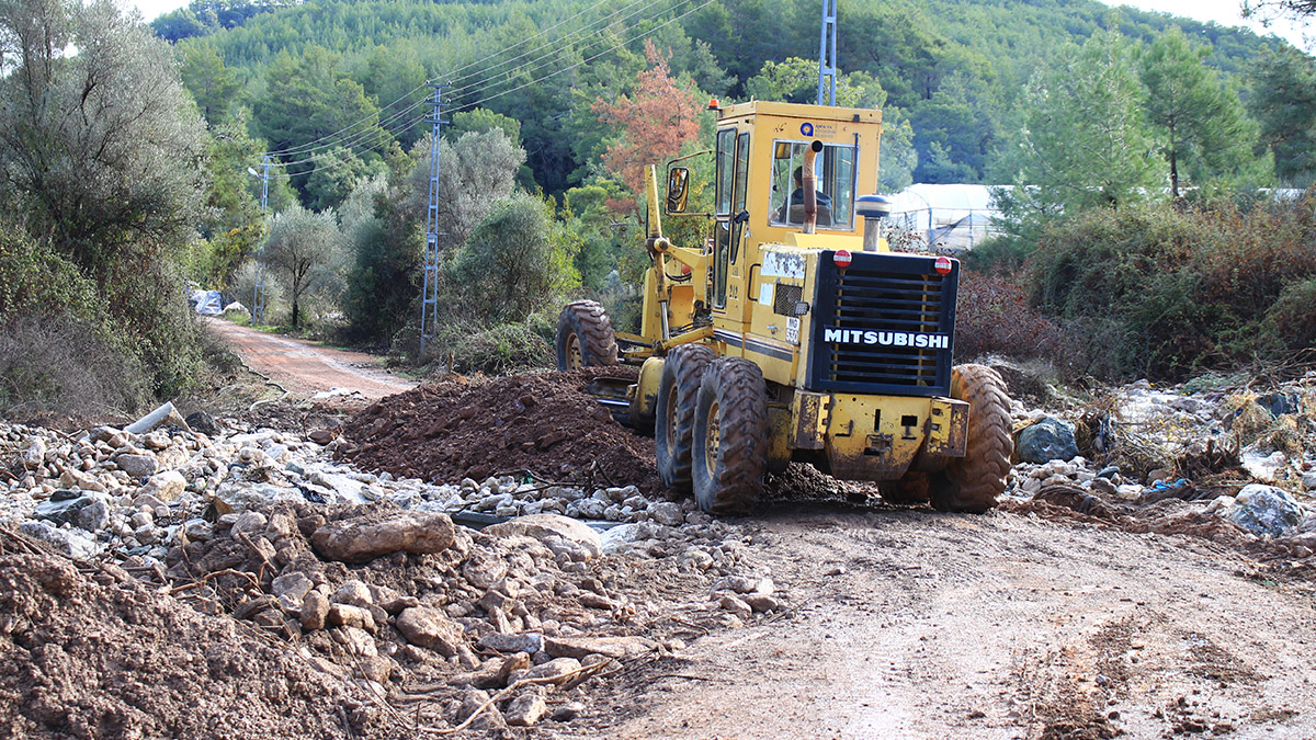 Antalya Büyükşehir Kumluca’da selden zarar gören yolu açıyor