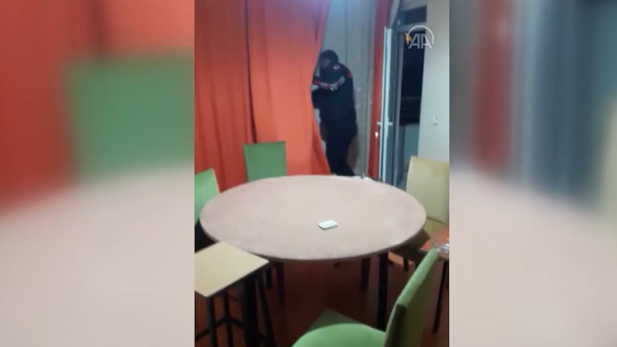 Özel yurdu kumarhaneye çevirenlere baskın düzenlendi