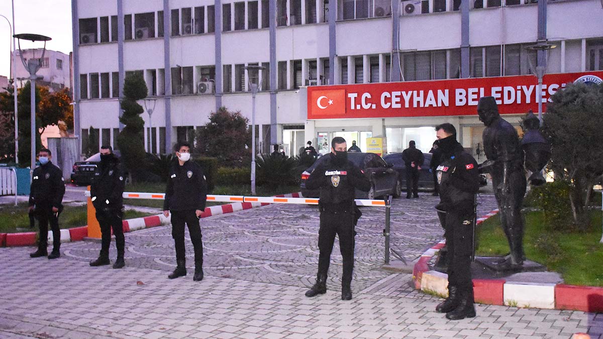 Ceyhan Belediyesi'ne 'rüşvet' operasyonu... Çok sayıda şüpheli için gözaltı kararı