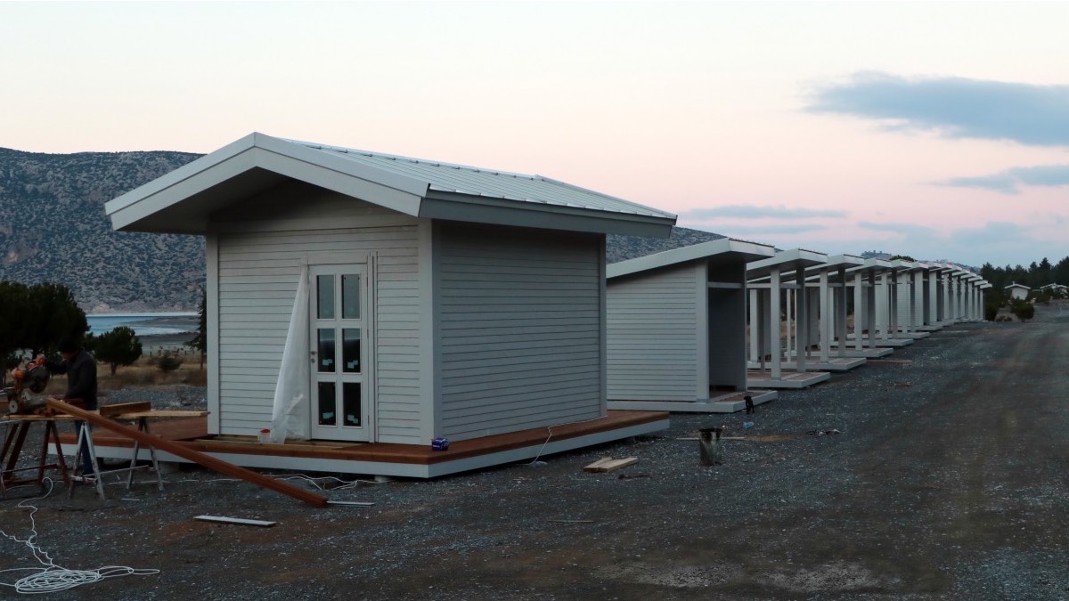 Salda Gölü kıyısına ahşap üniteler yerleştirildi