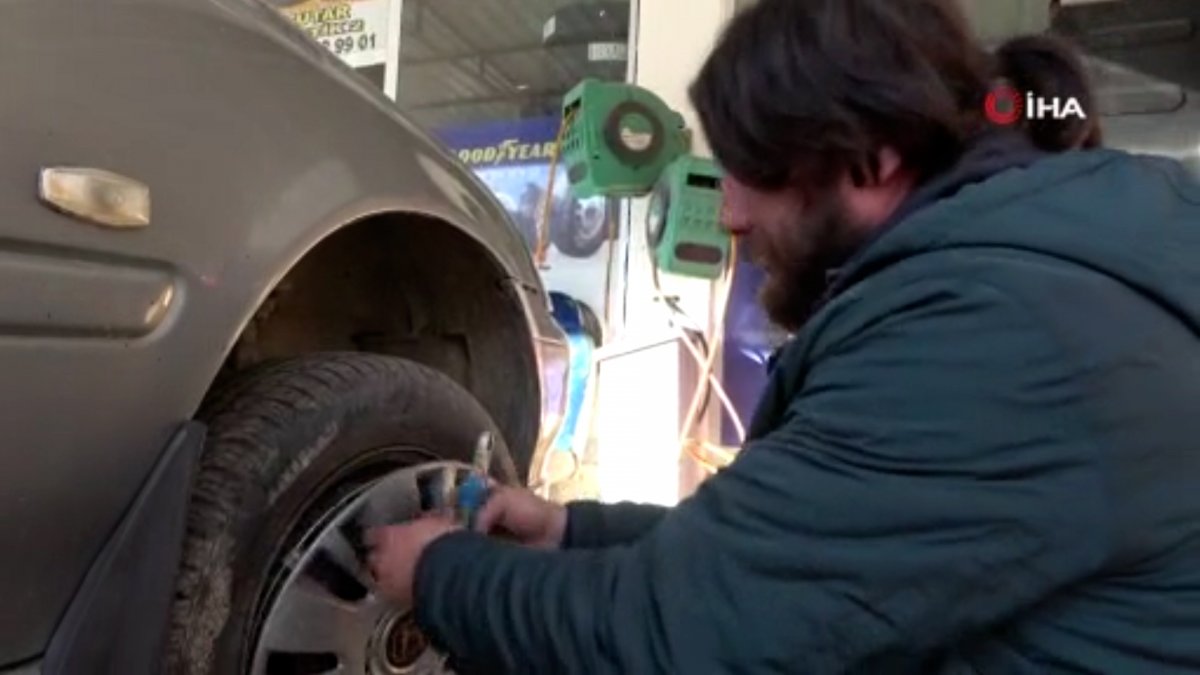 Gülmeden duramıyor, herkes gülmek için yanına geliyor