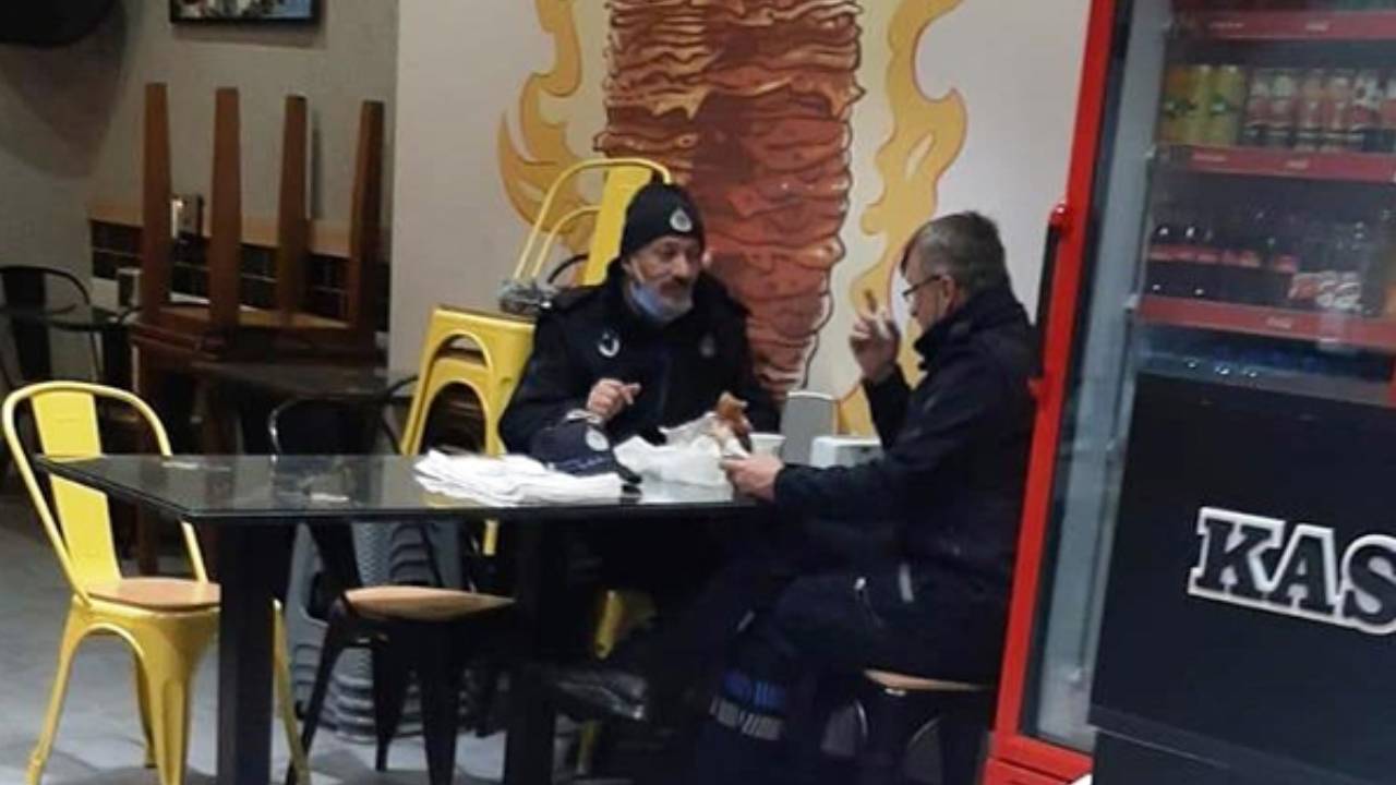 Yasak olmasına rağmen lokantada yemek yediler
