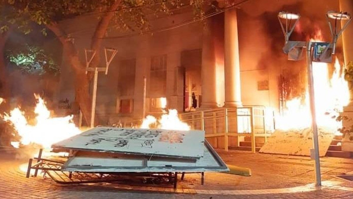 Arjantin'de kadınlar, katledilen kız çocuğu için adalet binasını ateşe verdi