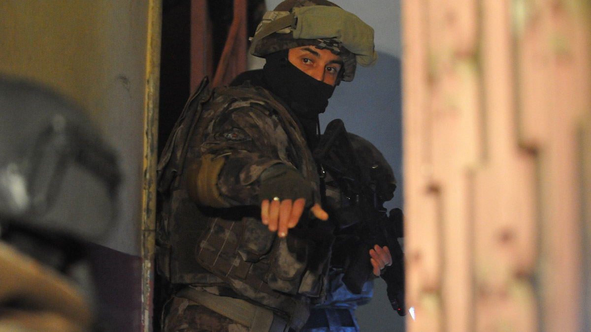 Aralarında öğretmen ve memurlar da var! FETÖ'nün hücre evlerine baskın