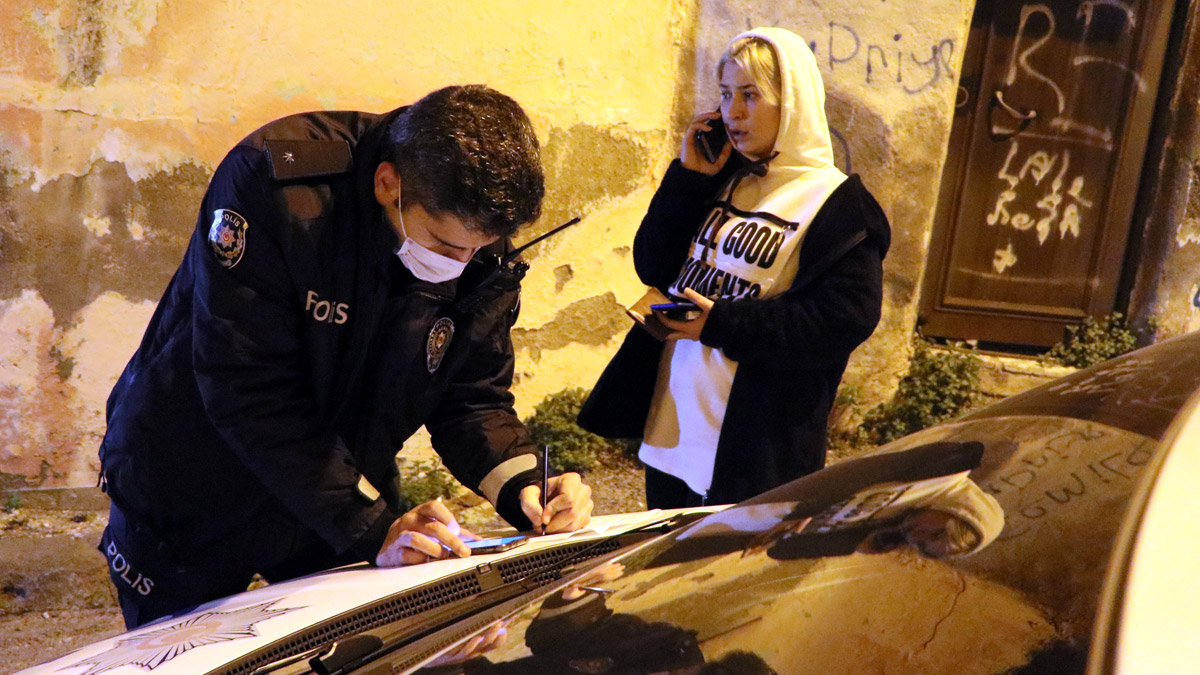 Polis kovalayınca, araçtaki 2 kadını sokağa bırakıp kaçtı