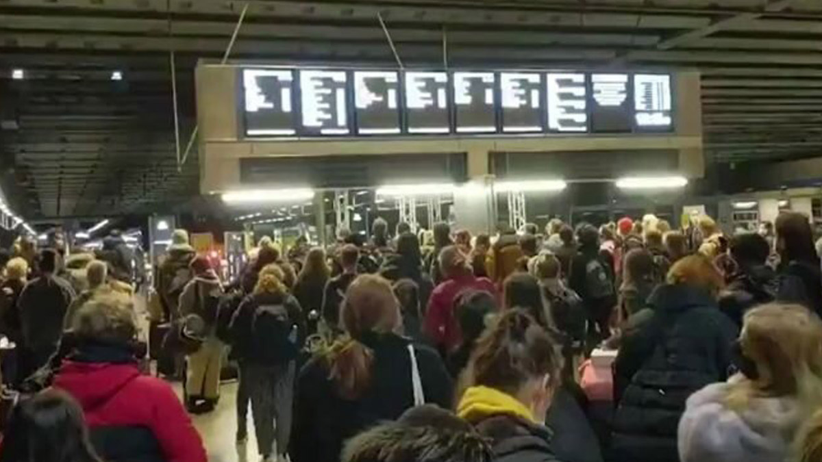 Londra'dan kaçış izdihamı! Terminaller tıka basa doldu