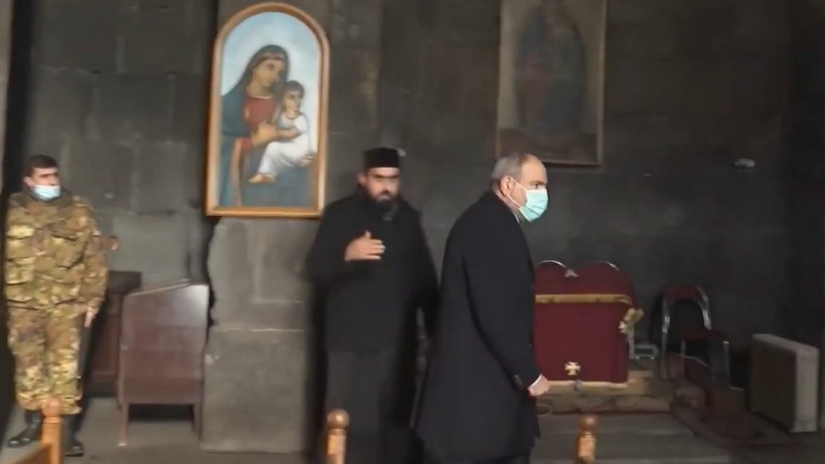 Ermenistan Başbakanı Paşinyan kiliseden kovuldu