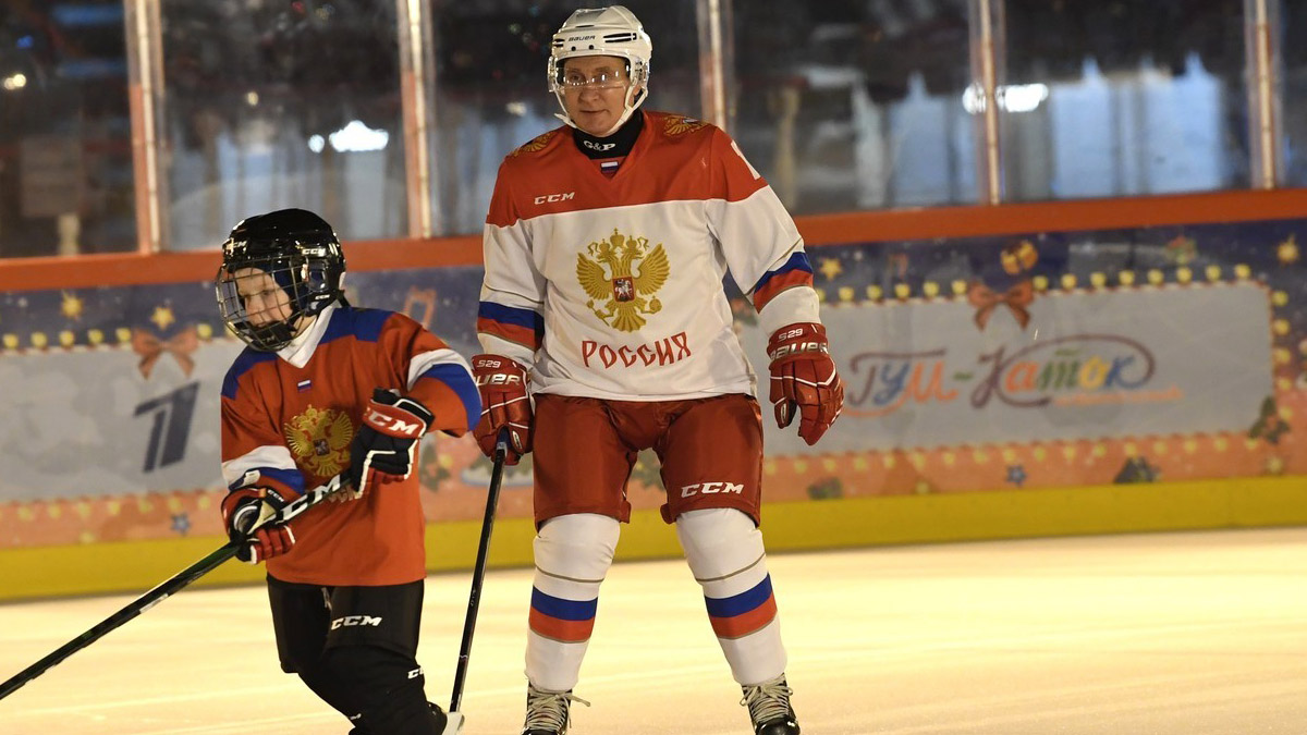 Putin'den lösemiyi yenen çocuğa jest: Birlikte buz hokeyi oynadılar