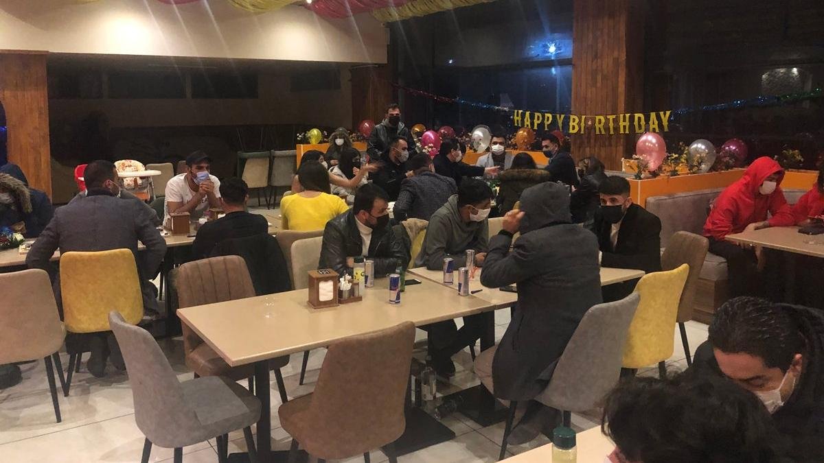 İranlılar'ın kaçak doğum günü partisine polis baskını