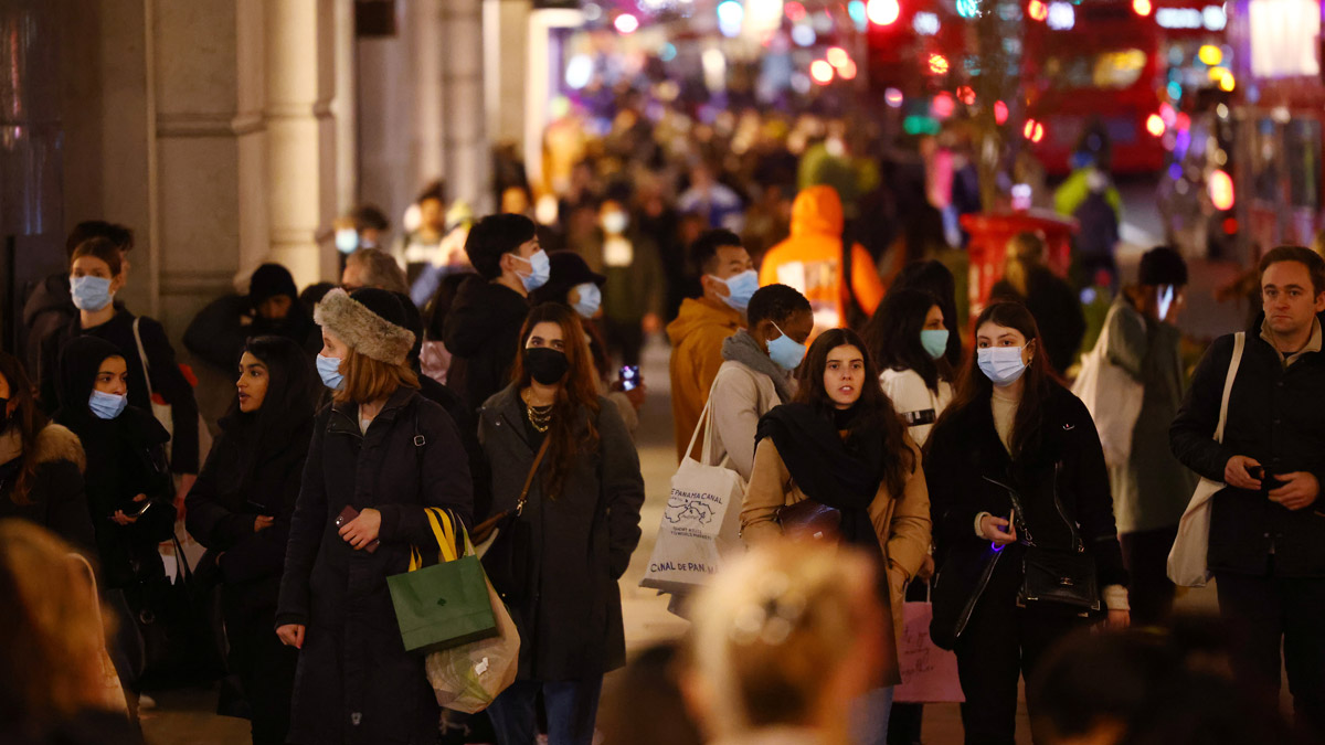 İngiltere'de bilim insanlarından 'daha katı önlemler alın' çağrısı