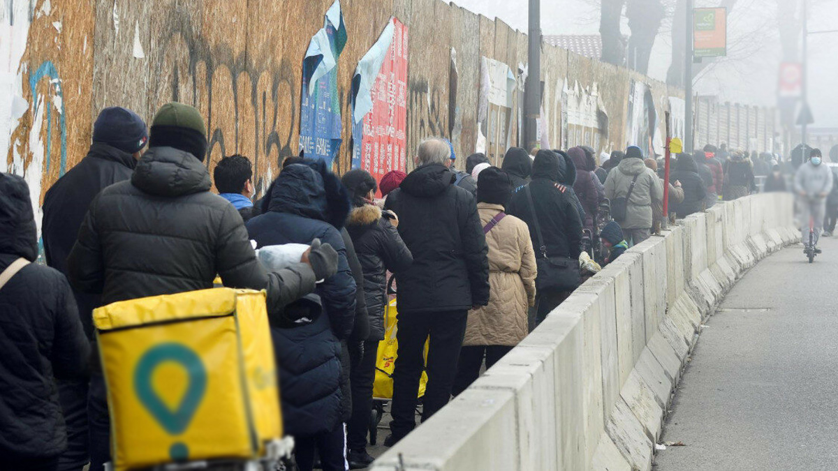 İtalya'da gıda yardımı kuyruğu