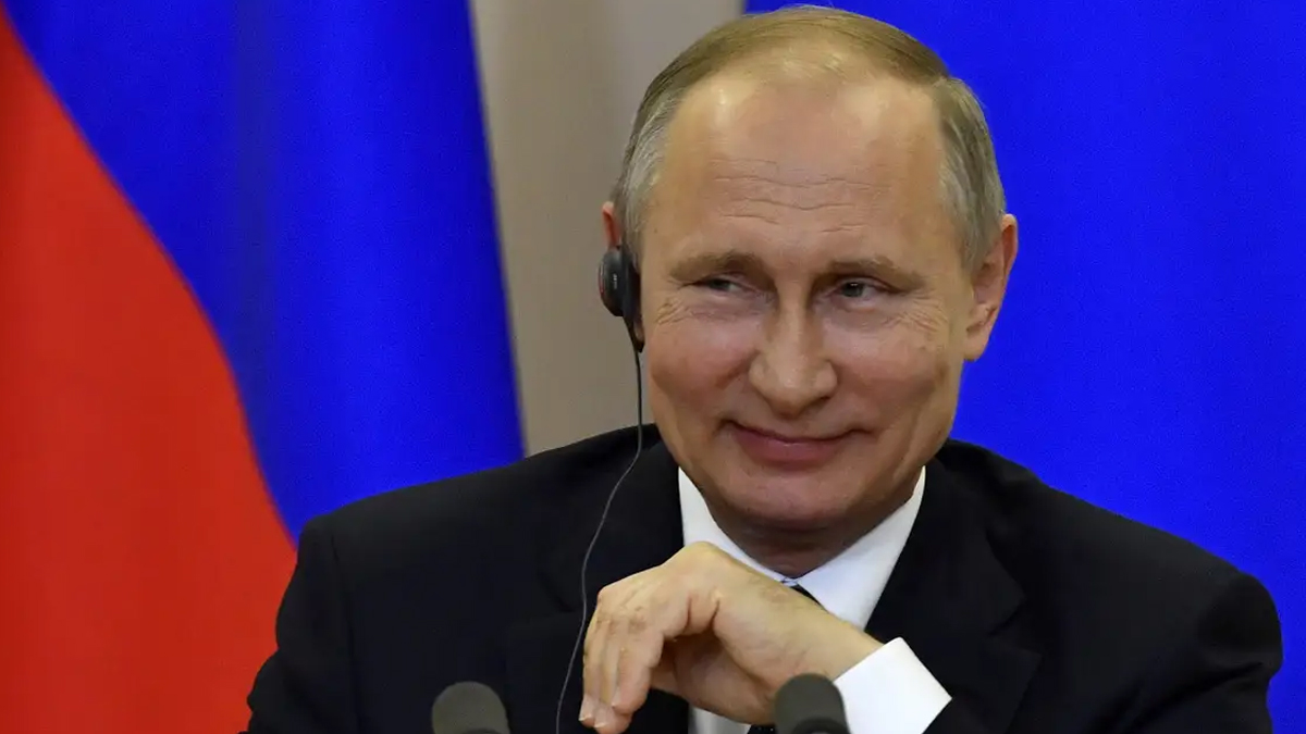 Putin kendisini ömür boyu senatör yapacak yasayı onayladı