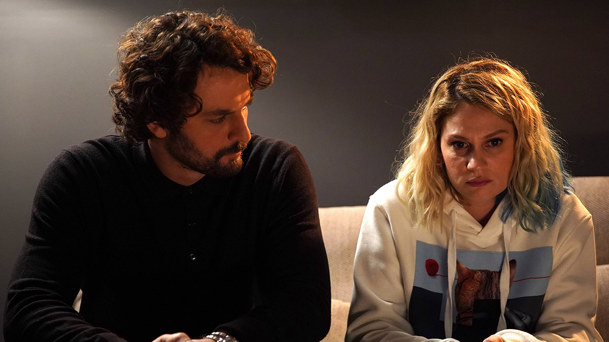 Masumlar Apartmanı'nda Safiye'nin ilginç halleri ahaliyi endişelendiriyor