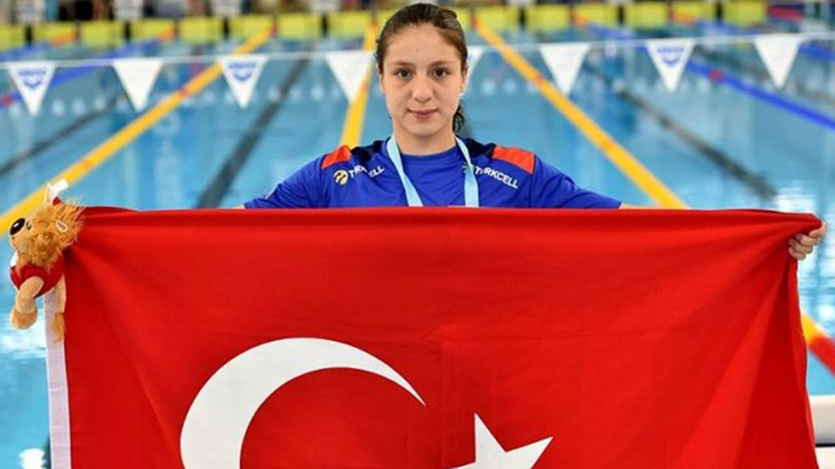 Milli yüzücü Merve Tuncel, dünya rekoruna imza attı