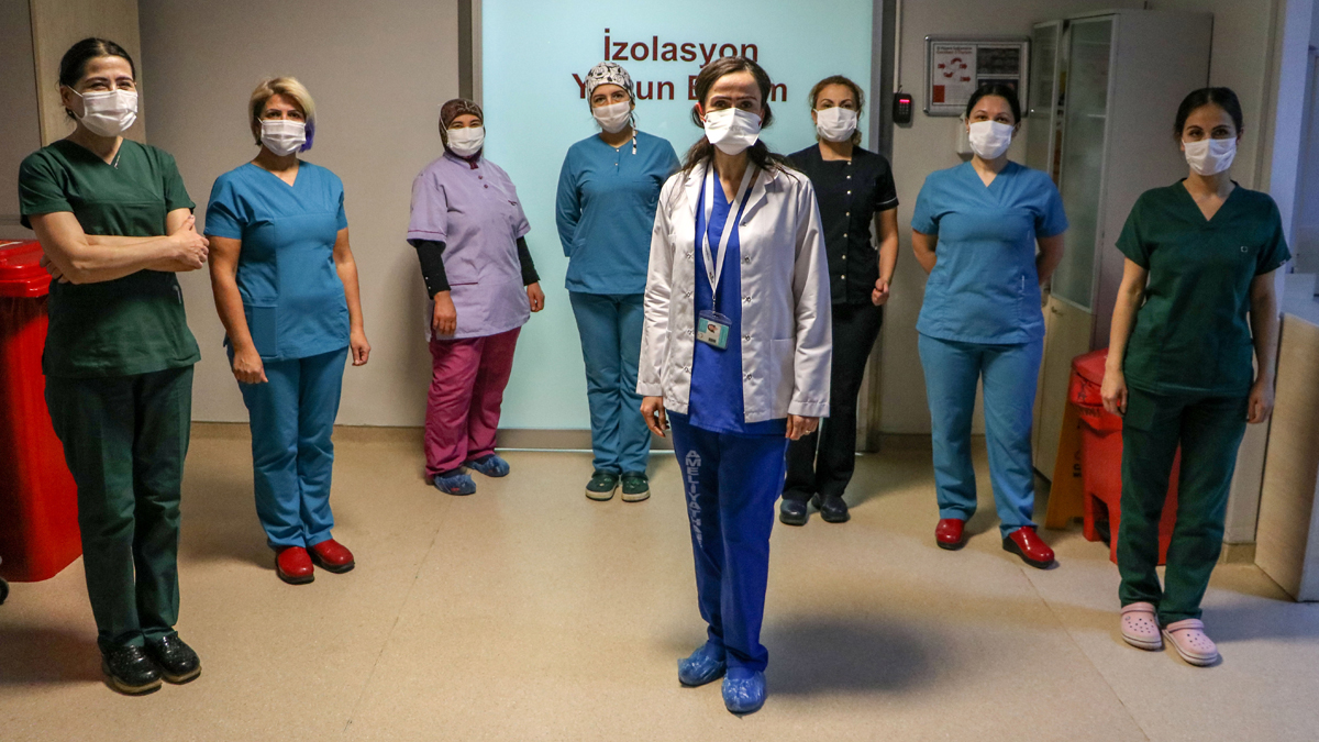 Aylardır kendi istekleriyle yoğun bakımda çalışıyorlar