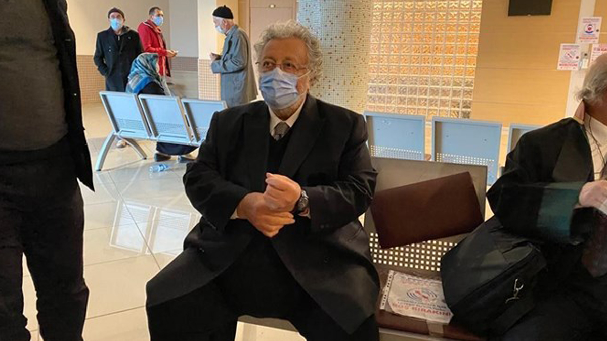 Metin Akpınar ve Müjdat Gezen 'cumhurbaşkanına hakaret'ten hakim karşısına çıktı