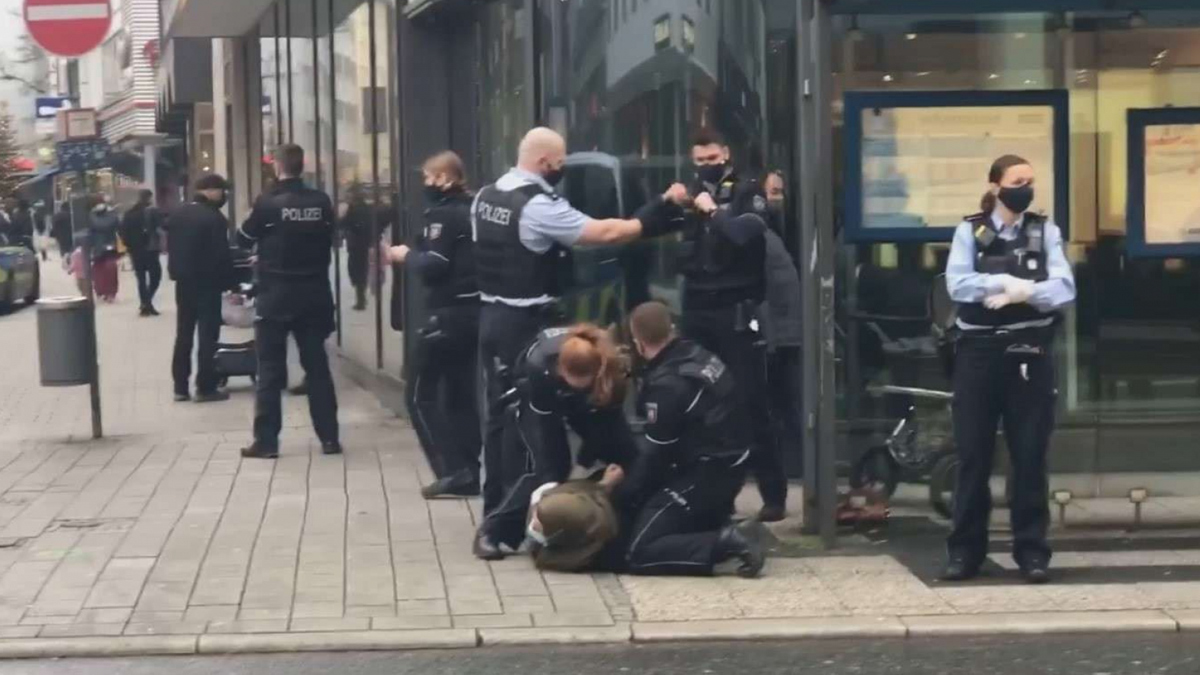 Başörtülü kadına insanlık dışı muamele