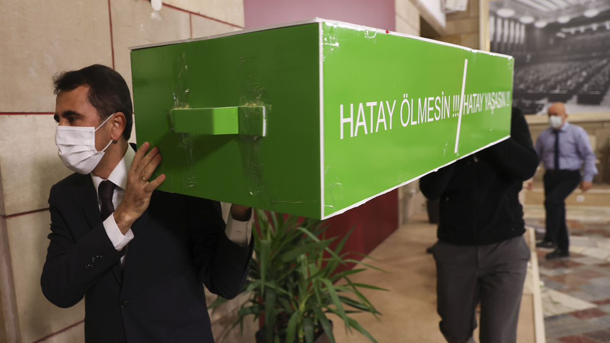 CHP'li Topal, vaka artışına dikkat çekmek için Meclis'e tabutla geldi