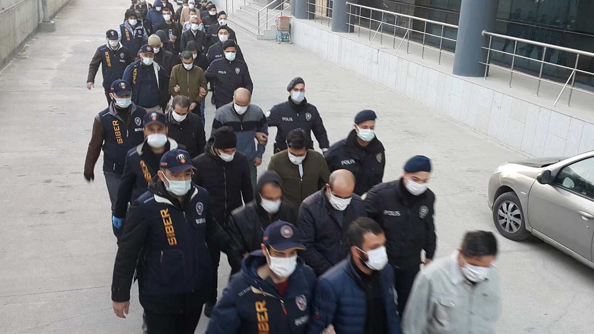 Mesajla dolandırıcılık yapan çete çökertildi