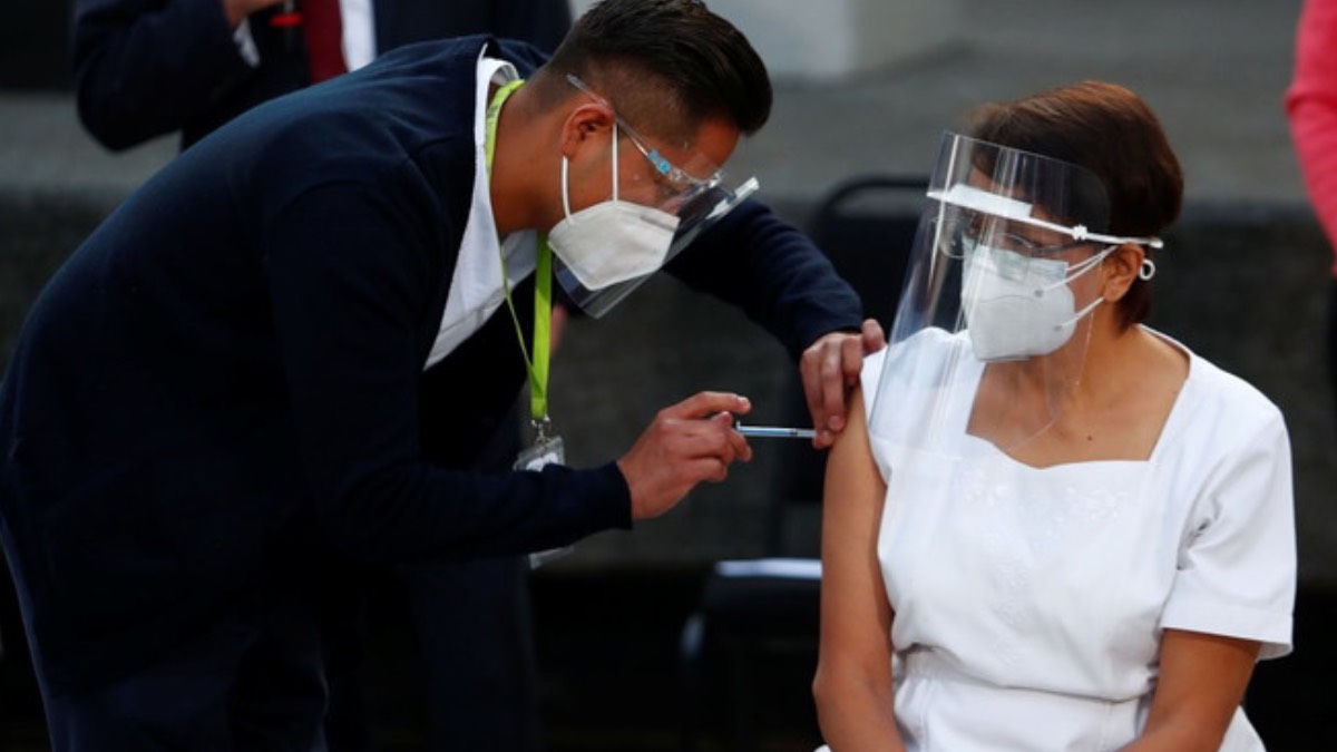 Latin Amerika'da ilk aşı bir hemşireye yapıldı