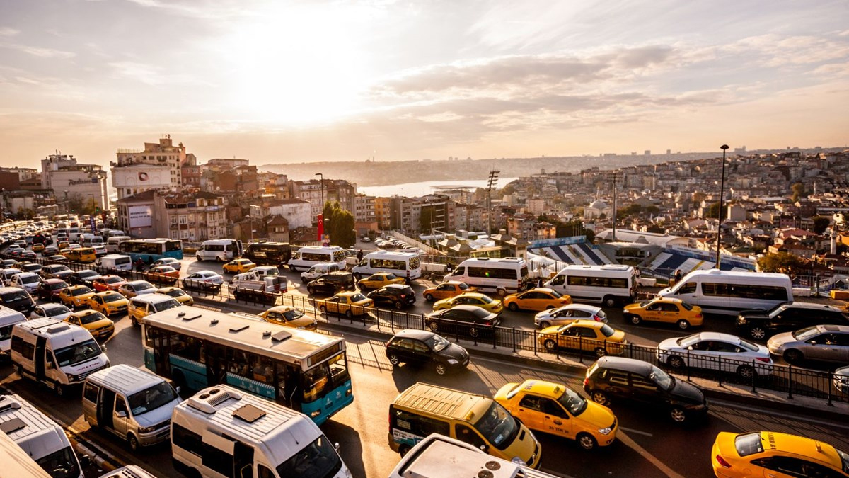 Yasak öncesi İstanbul'da trafik yine kilitlendi